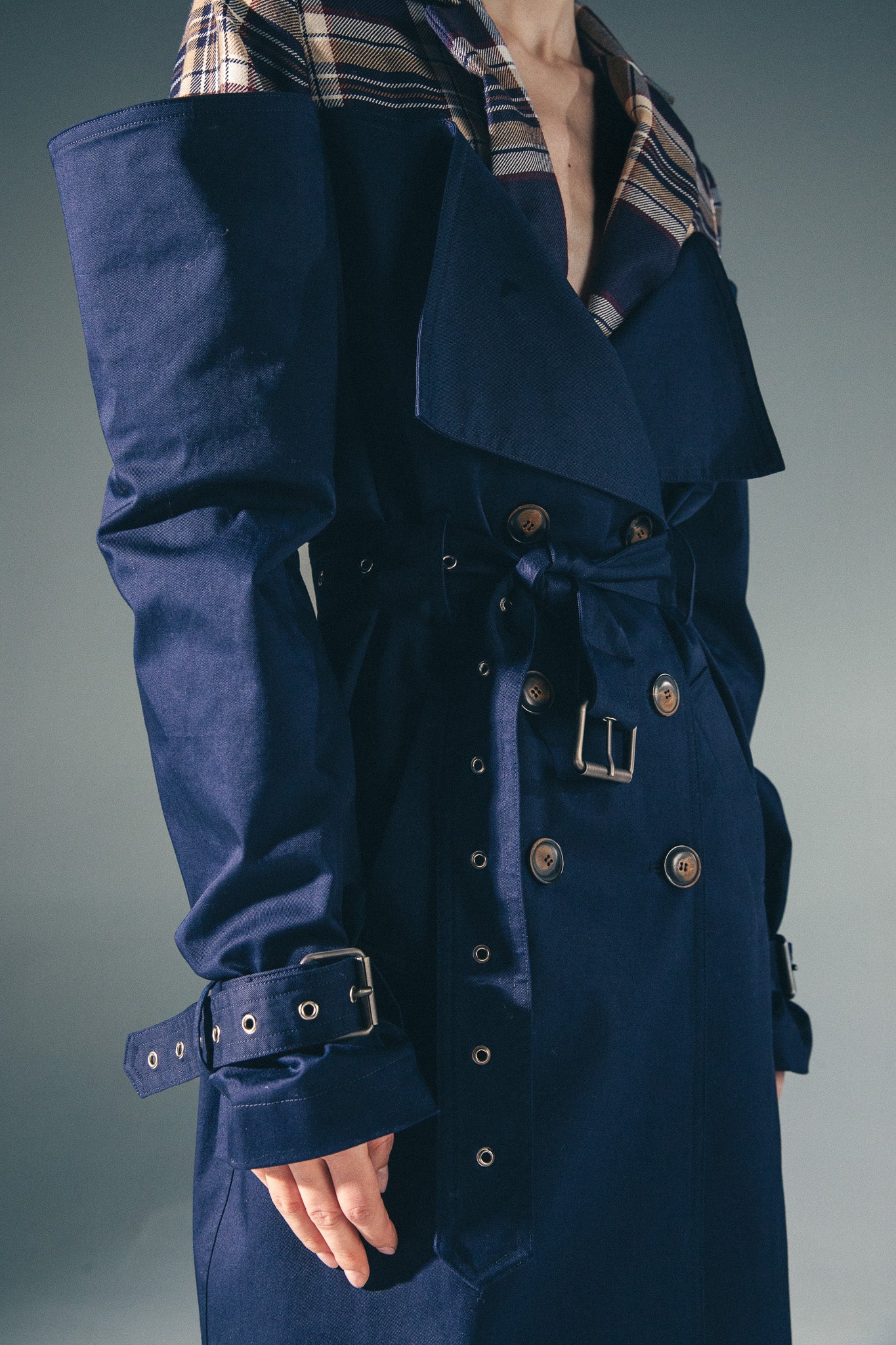 Trench blu e scacchi